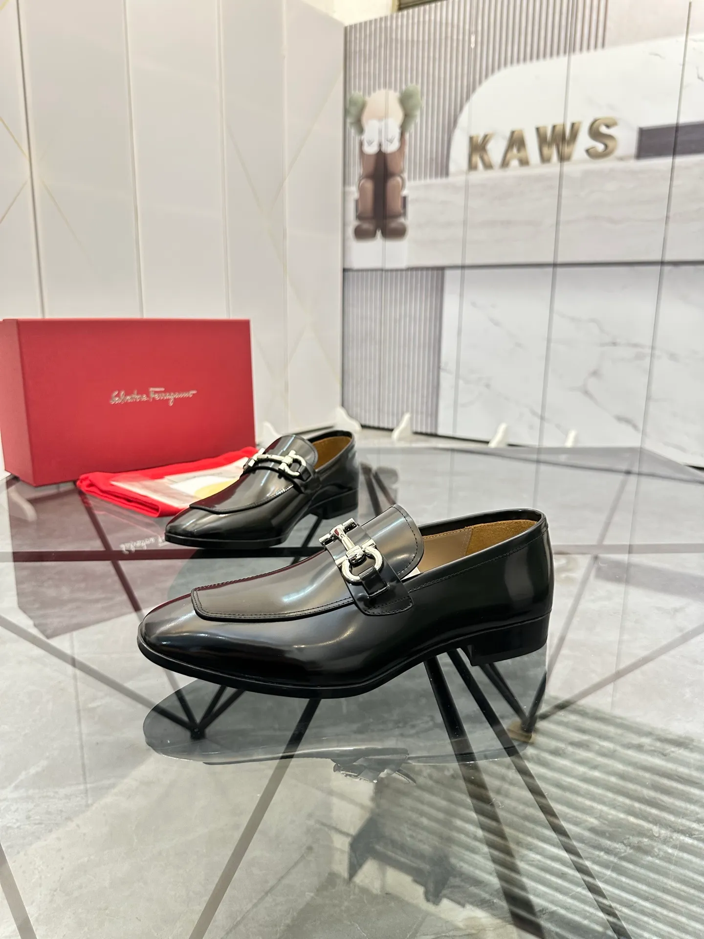 Men's shoes: 💰P640¥ High-end quality Product trademark: Ferragamo* "Ferragamo*" leather shoes Regular size: 38-44 (can be customized to 45.46.) Product materials: imported first-layer cowhide leather upper, cowhide lining, original outsole. Number: 688